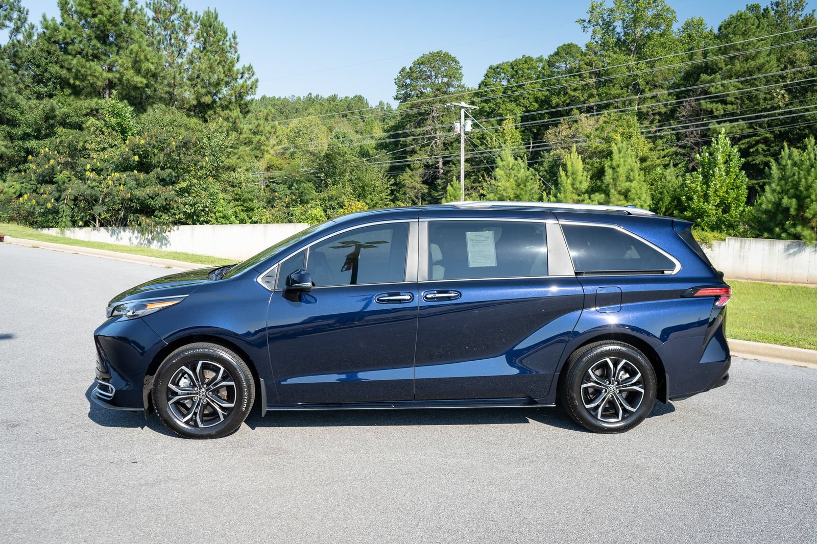 Used 2025 Toyota Sienna Platinum AWD/4WD image 5