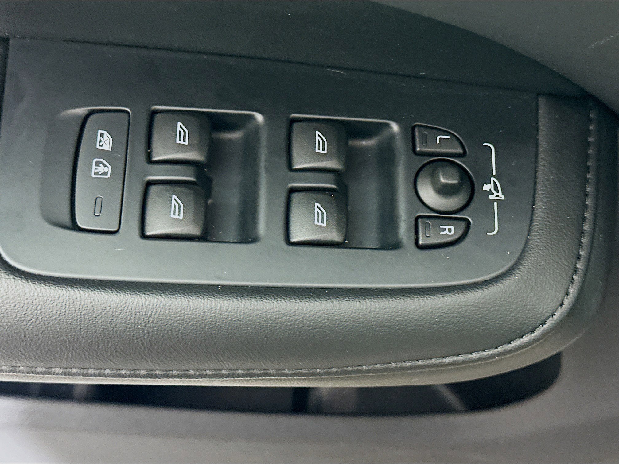 Used 2024 Volvo S60 B5 Plus image 15