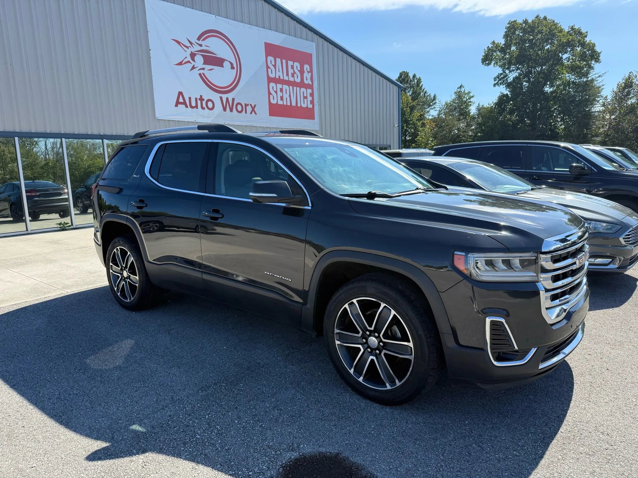 Used 2020 GMC Acadia SLT w/ Driver Alert Package II image 2