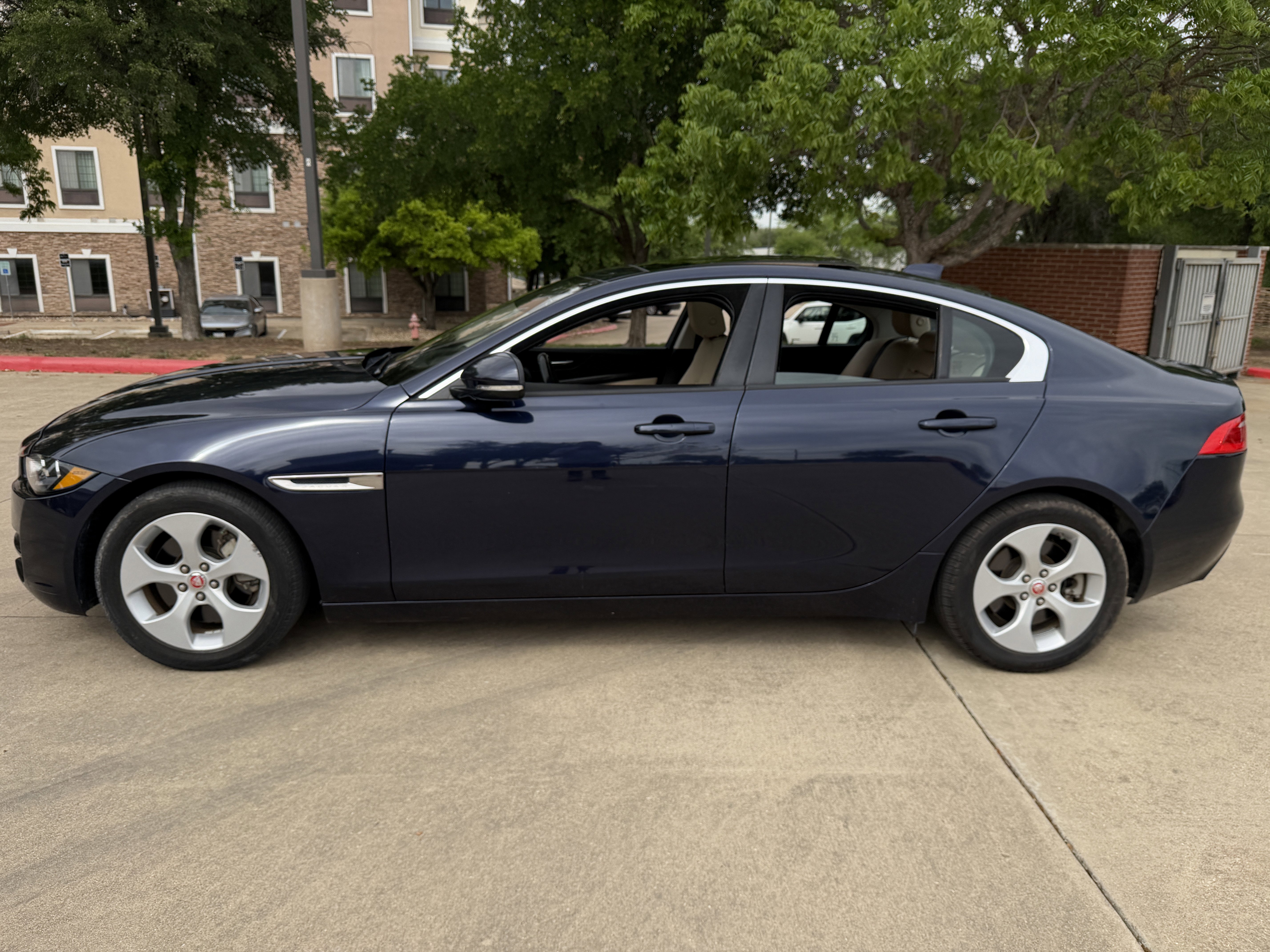 Used 2018 Jaguar XE image 4