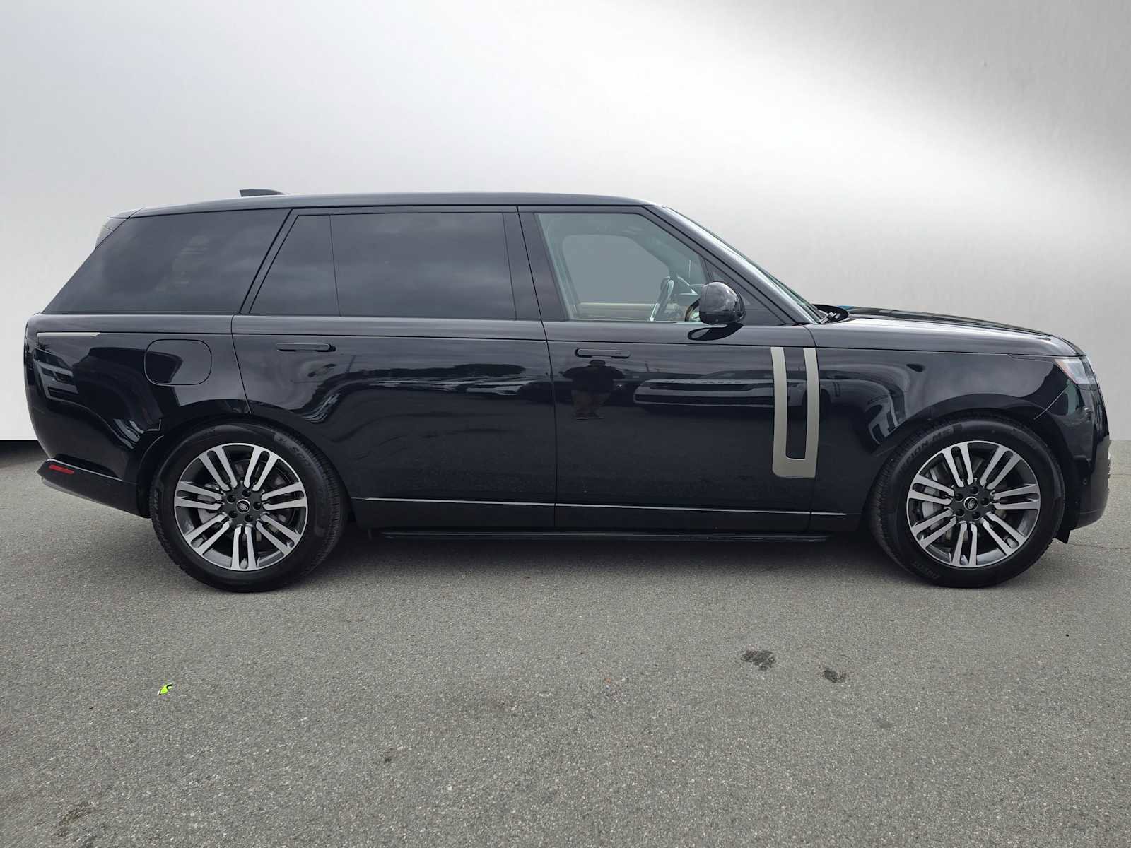New 2025 Land Rover Range Rover Long Wheelbase SE image 8