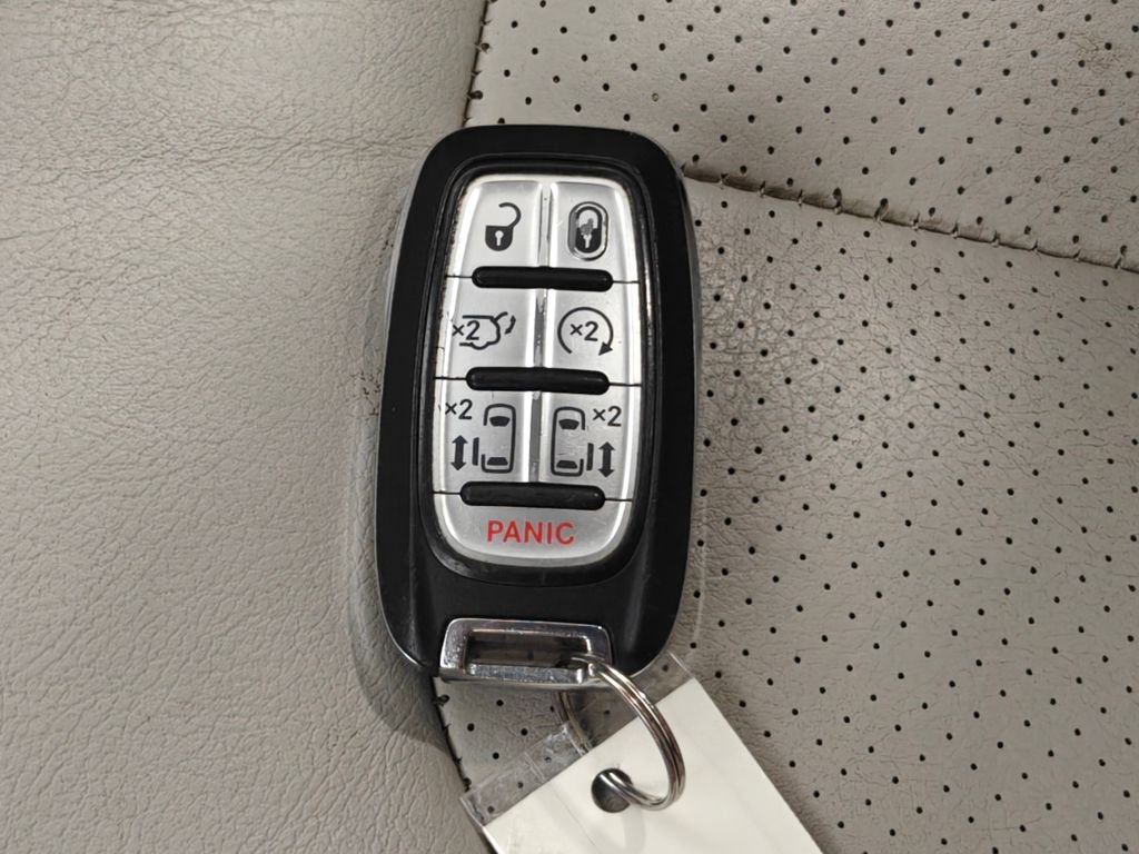 Used 2021 Chrysler Pacifica Touring-L image 13