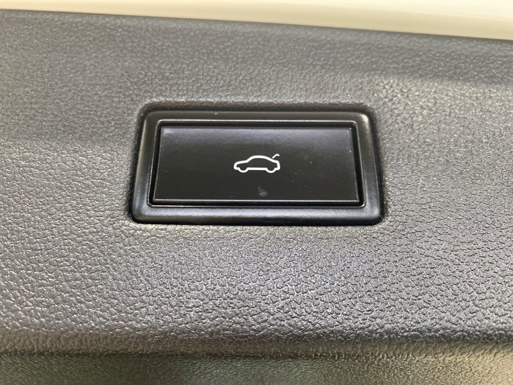 Used 2018 Volkswagen Tiguan SEL w/ 3rd Row Seat Package image 19