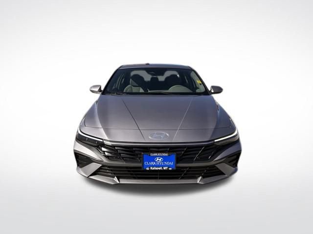 Used 2025 Hyundai Elantra SE image 2