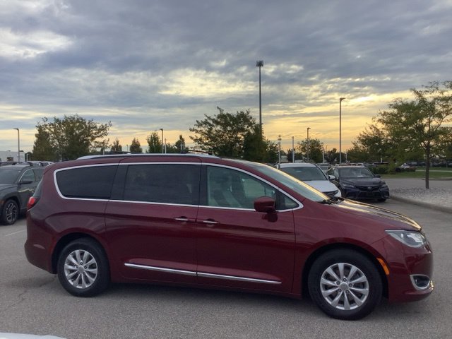 Used 2018 Chrysler Pacifica Touring-L Plus FWD image 4