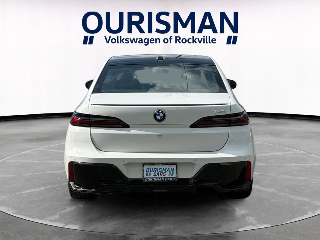 Used 2023 BMW 740i w/ Parking Assistance Package RWD image 5