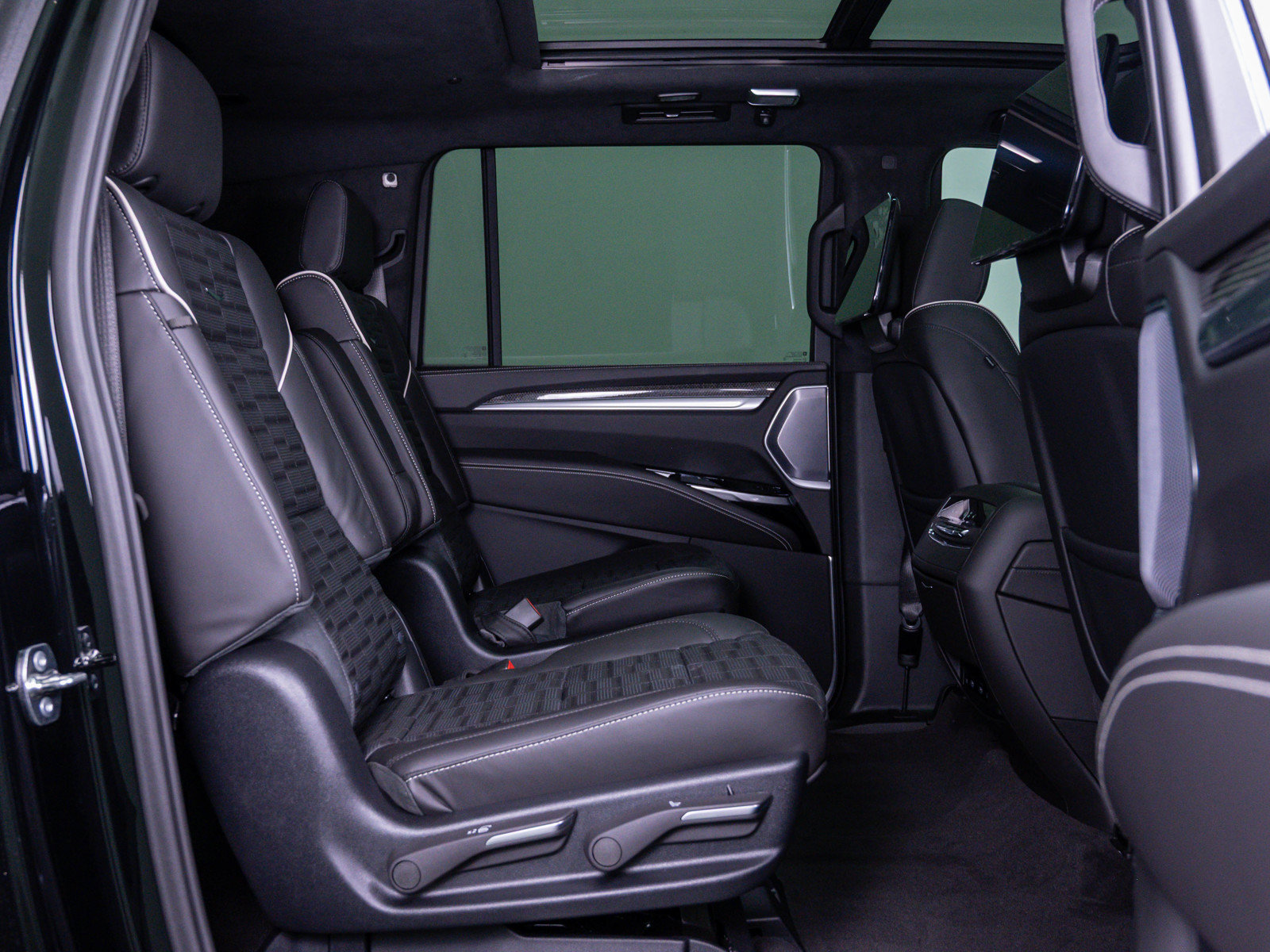 Used 2026 Cadillac Escalade ESV V w/ LPO, ONYX Package AWD/4WD image 13