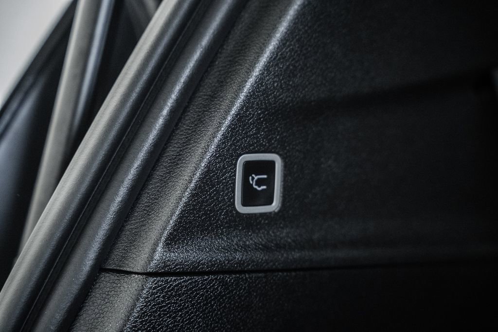 Used 2025 Chrysler Pacifica Select image 11