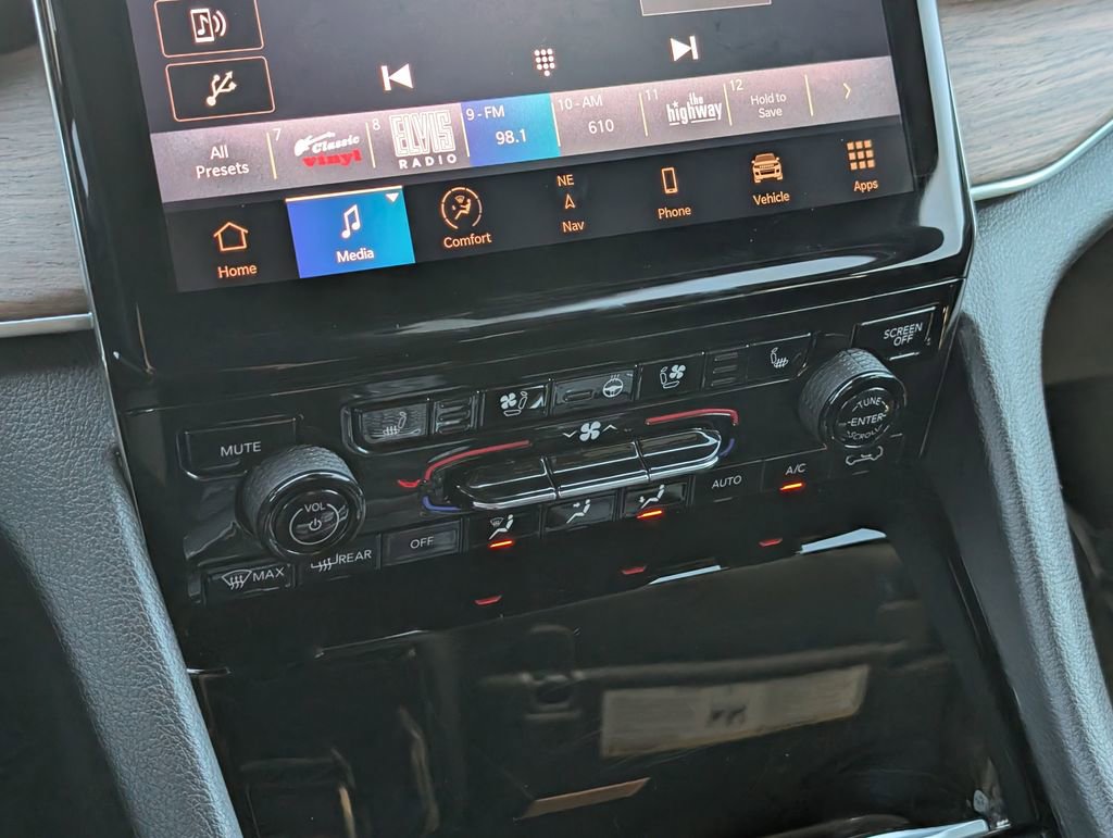 Used 2023 Jeep Grand Cherokee Summit w/ Luxury Tech Group V image 19