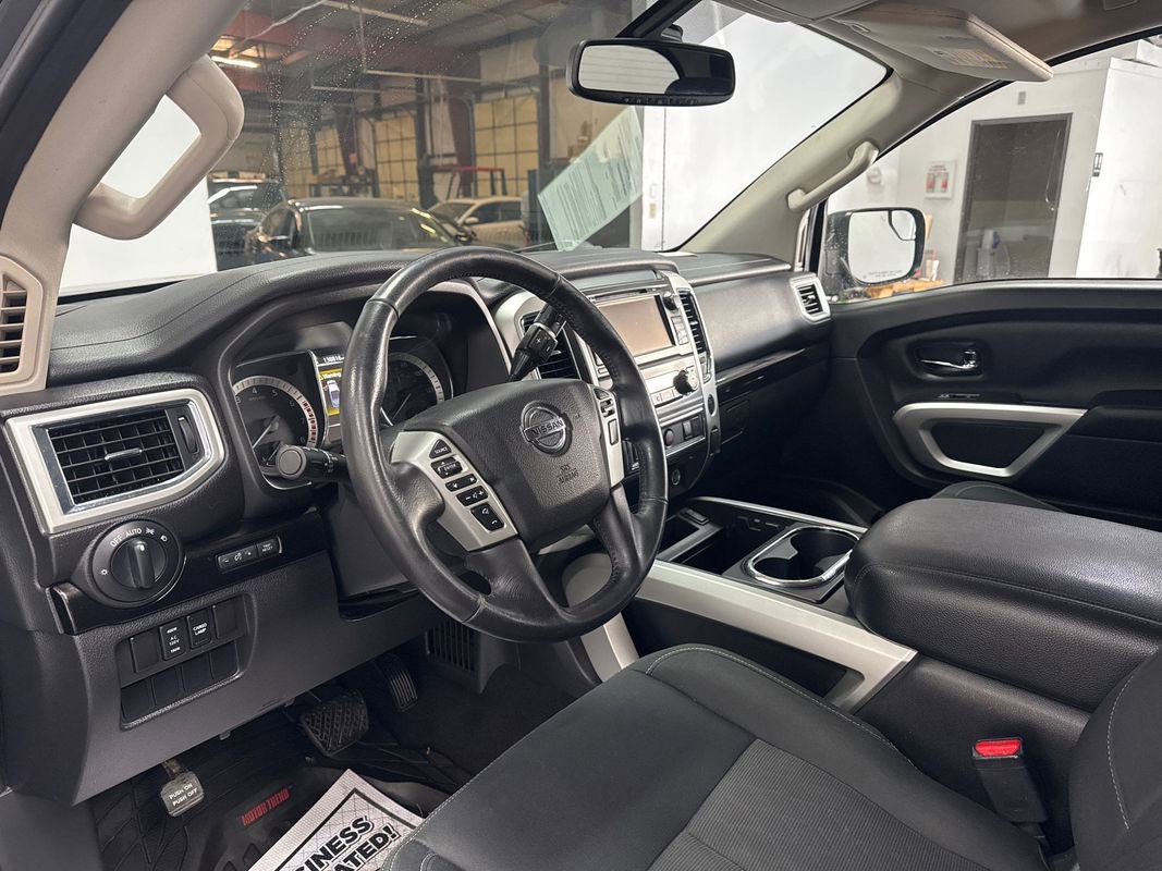 Used 2018 Nissan Titan SV w/ SV Convenience Package image 6
