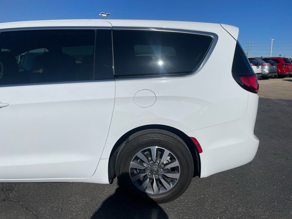 Used 2024 Chrysler Pacifica Select image 40