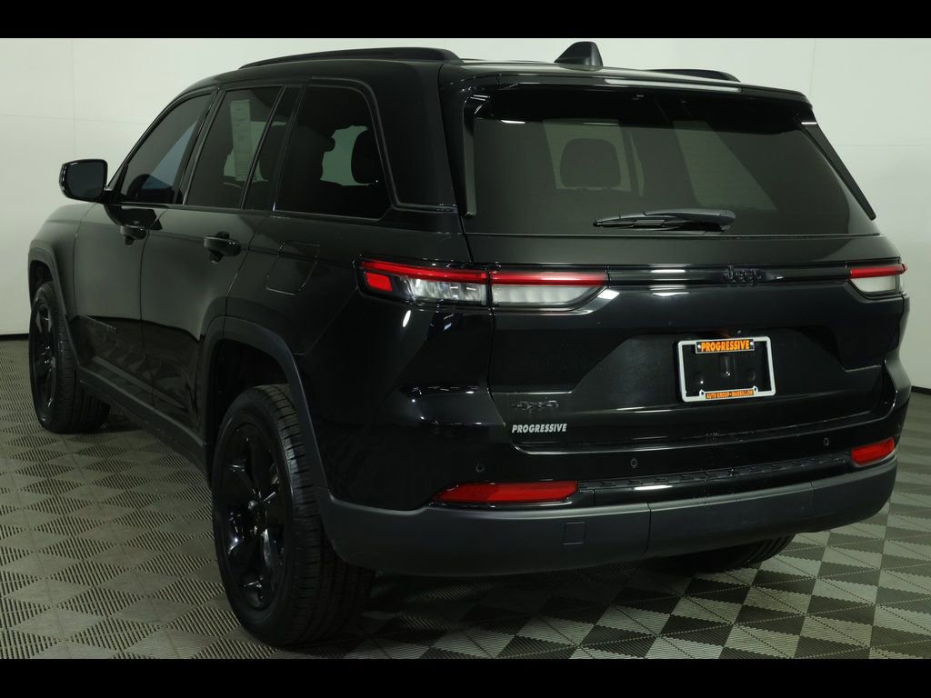 Used 2023 Jeep Grand Cherokee Altitude AWD/4WD image 2