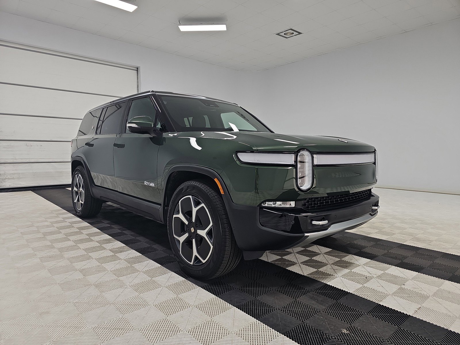 Used 2023 Rivian R1S Adventure AWD/4WD image 7