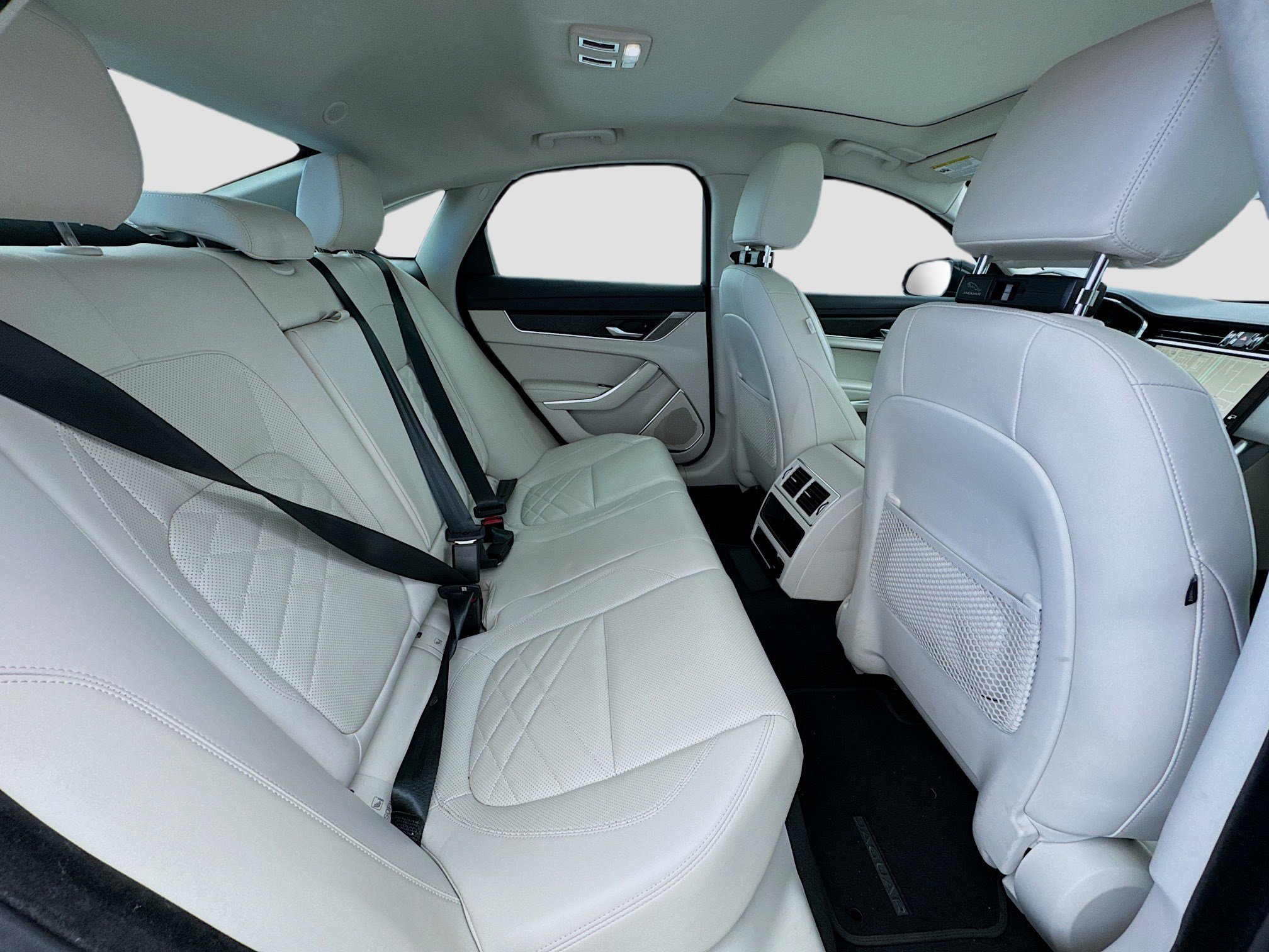 Used 2022 Jaguar XF SE image 19