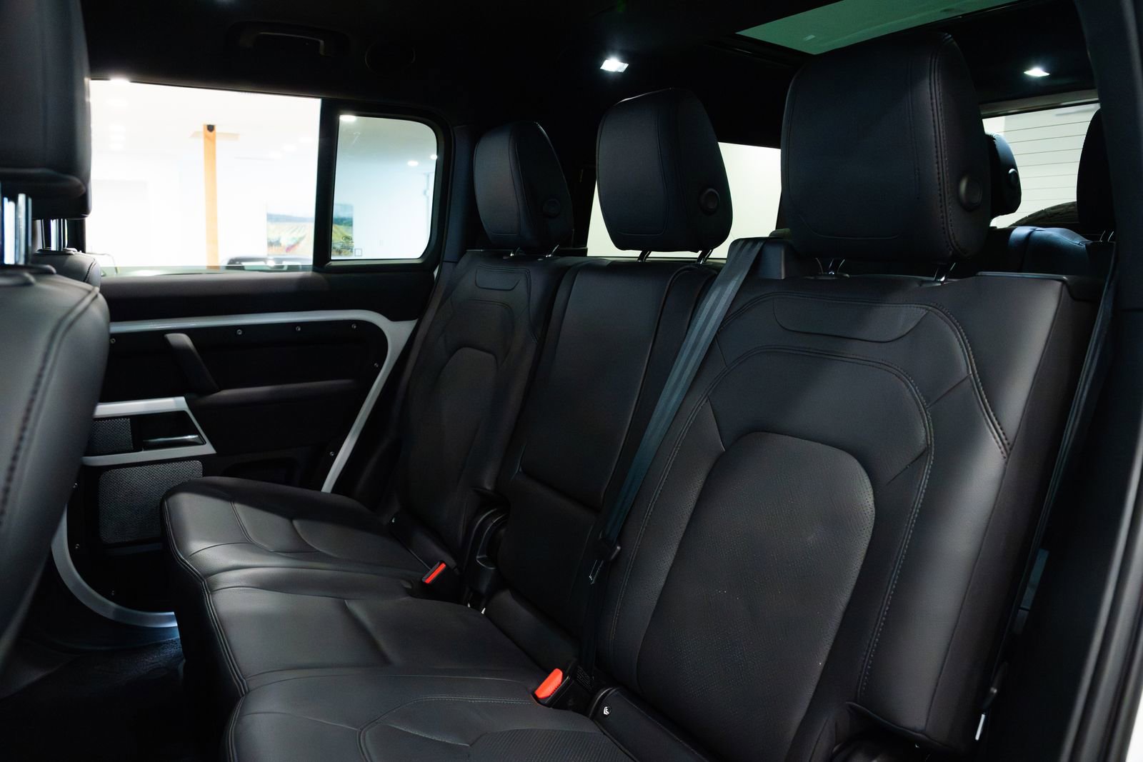 Used 2023 Land Rover Defender 130 SE image 21