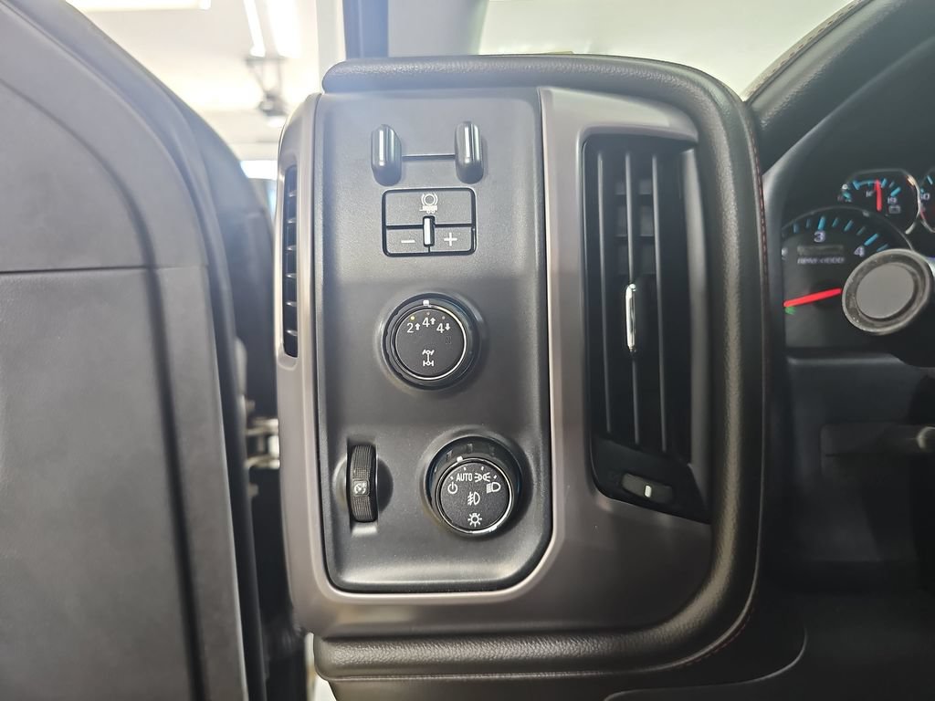 Used 2018 GMC Sierra 2500 SLT w/ All Terrain HD Package AWD/4WD image 30