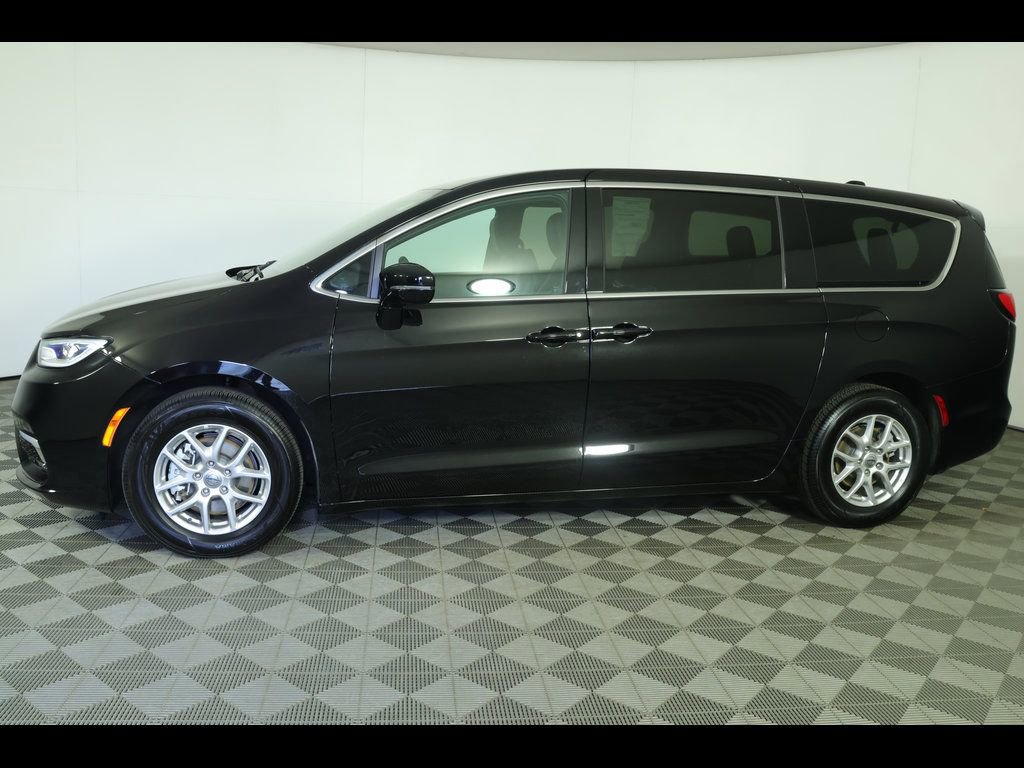Used 2025 Chrysler Pacifica Select FWD image 16