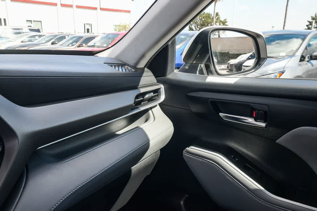 Used 2021 Toyota Highlander XLE FWD image 22