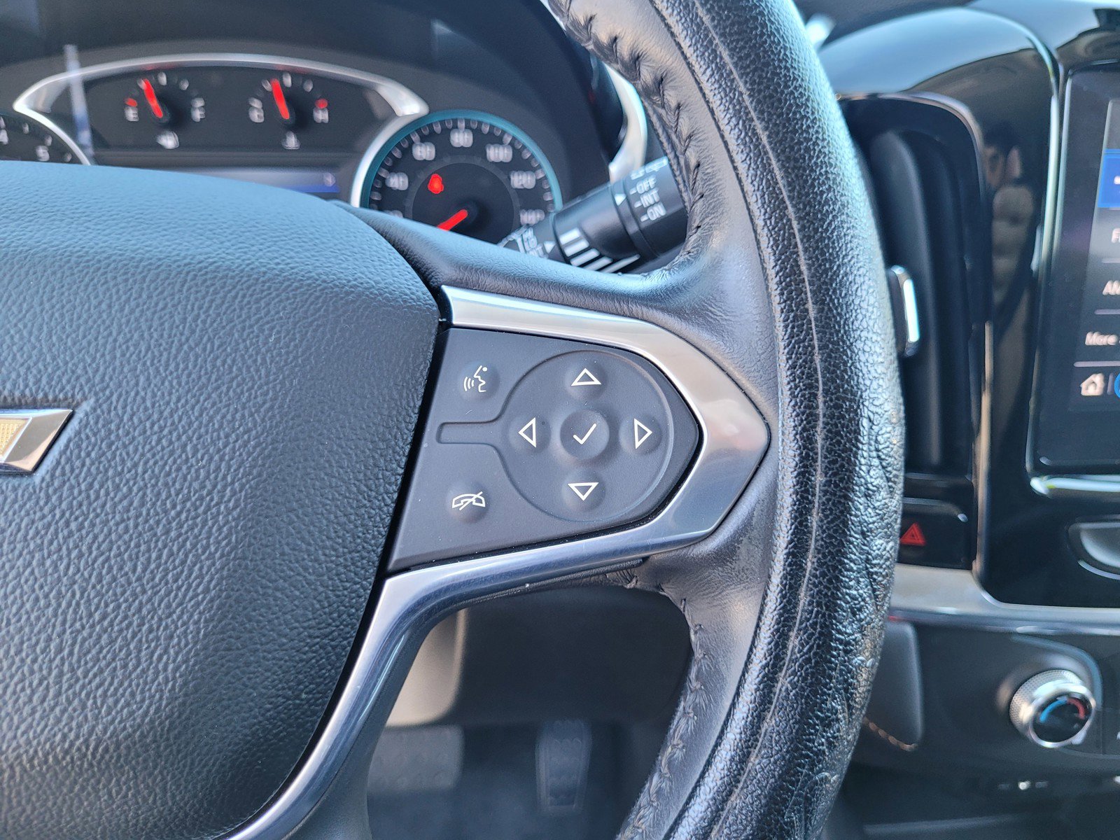 Used 2021 Chevrolet Traverse LT image 22