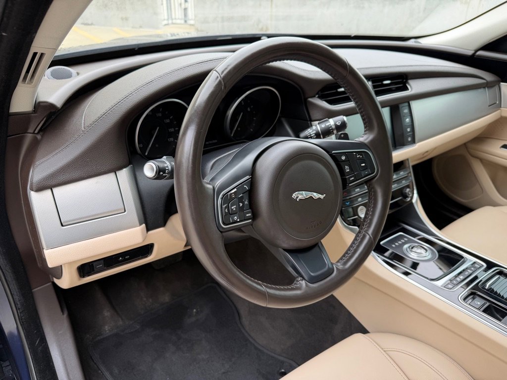 Used 2018 Jaguar XF Premium AWD/4WD image 11