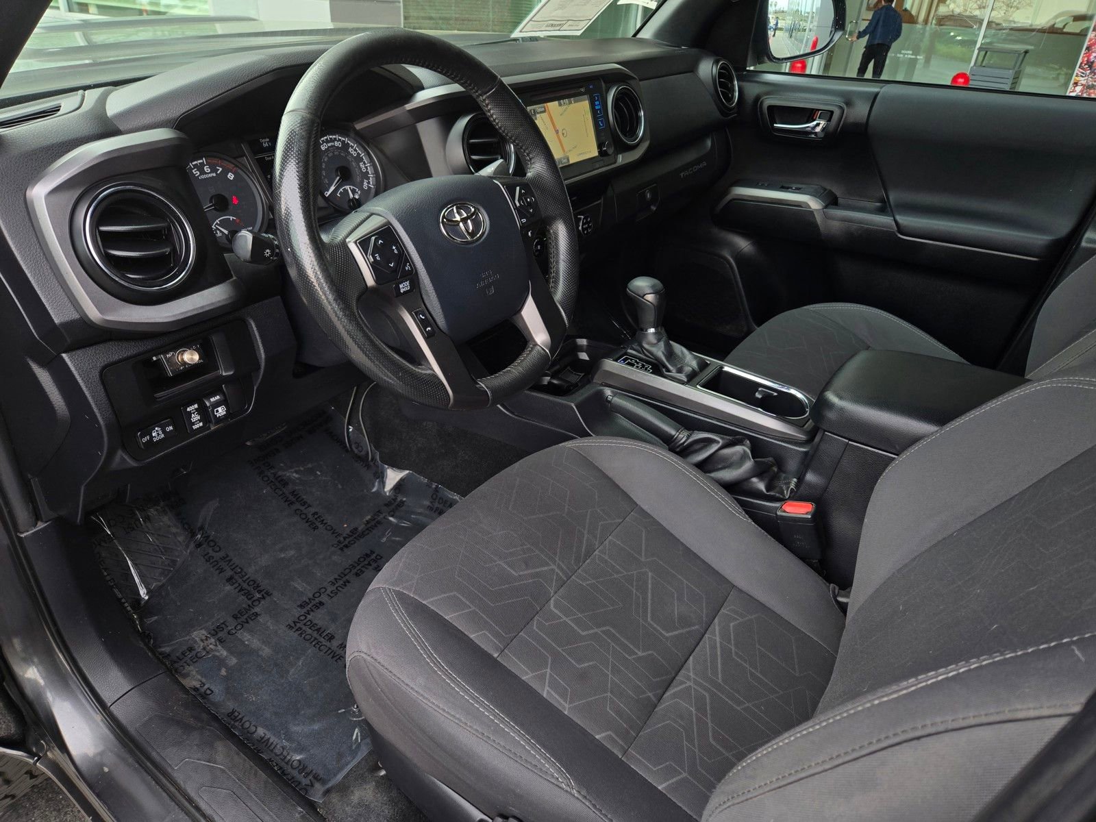 Used 2017 Toyota Tacoma TRD Sport image 9