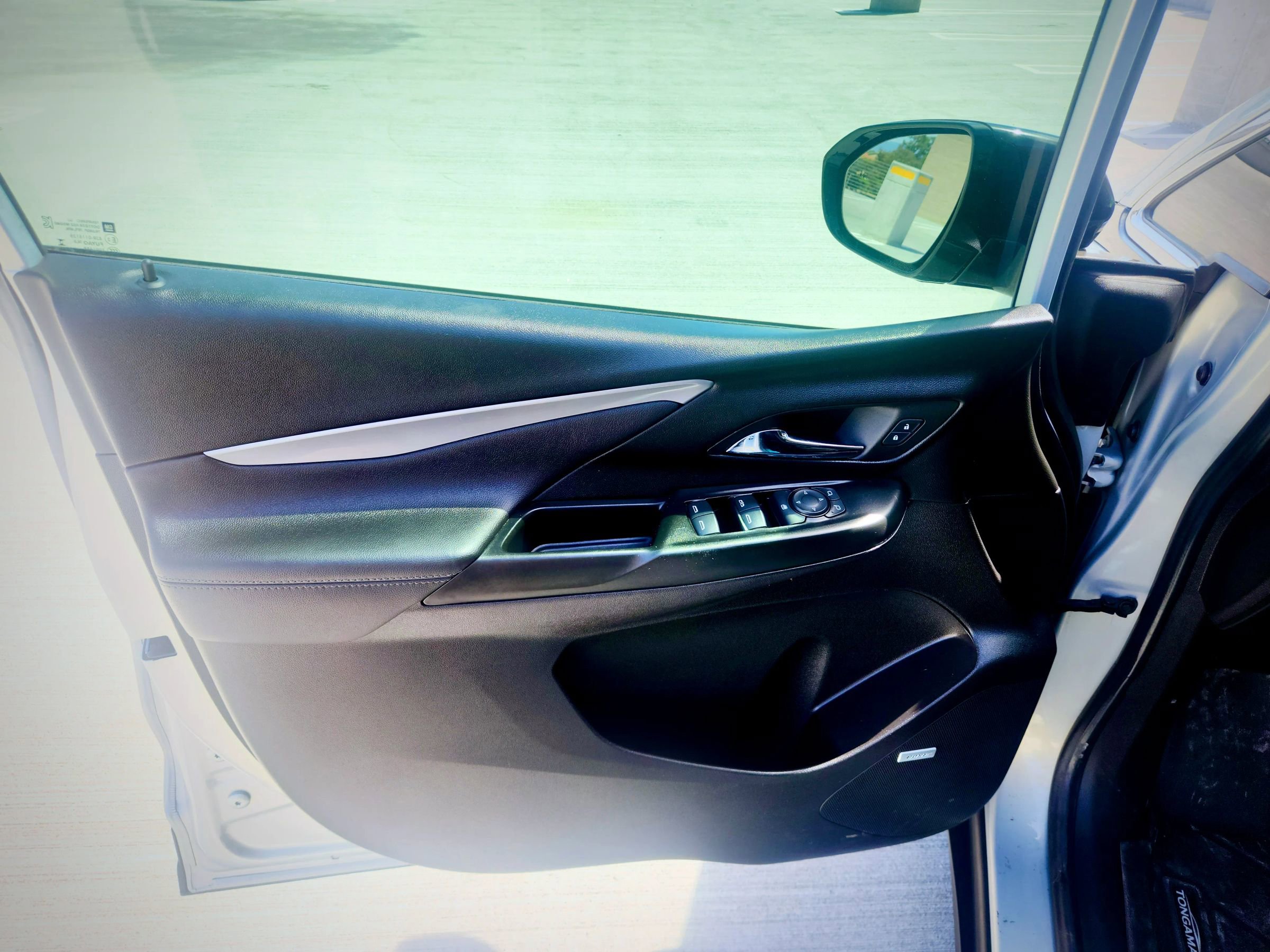 Used 2023 Chevrolet Bolt LT w/ Infotainment Package FWD image 18