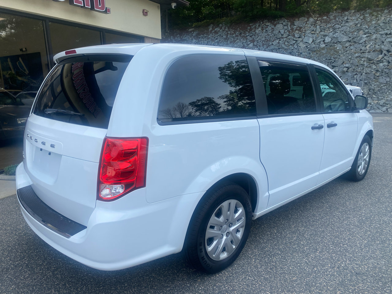Used 2019 Dodge Grand Caravan SE w/ UConnect Hands-Free Group image 2