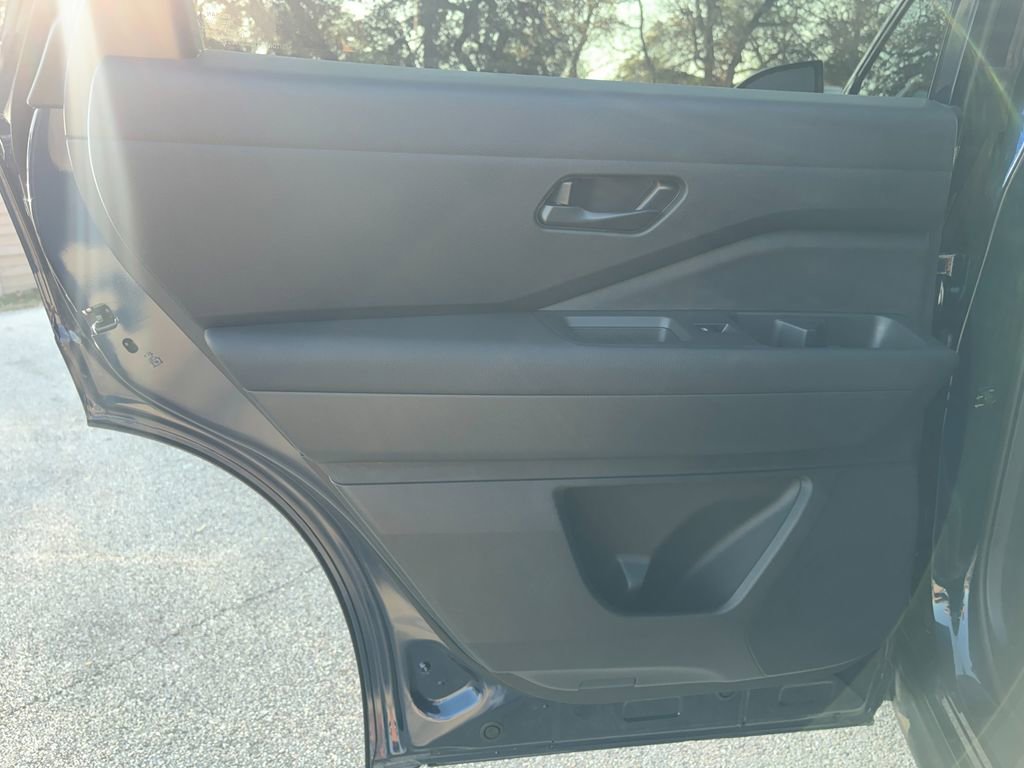 Used 2025 Nissan Pathfinder SV image 28