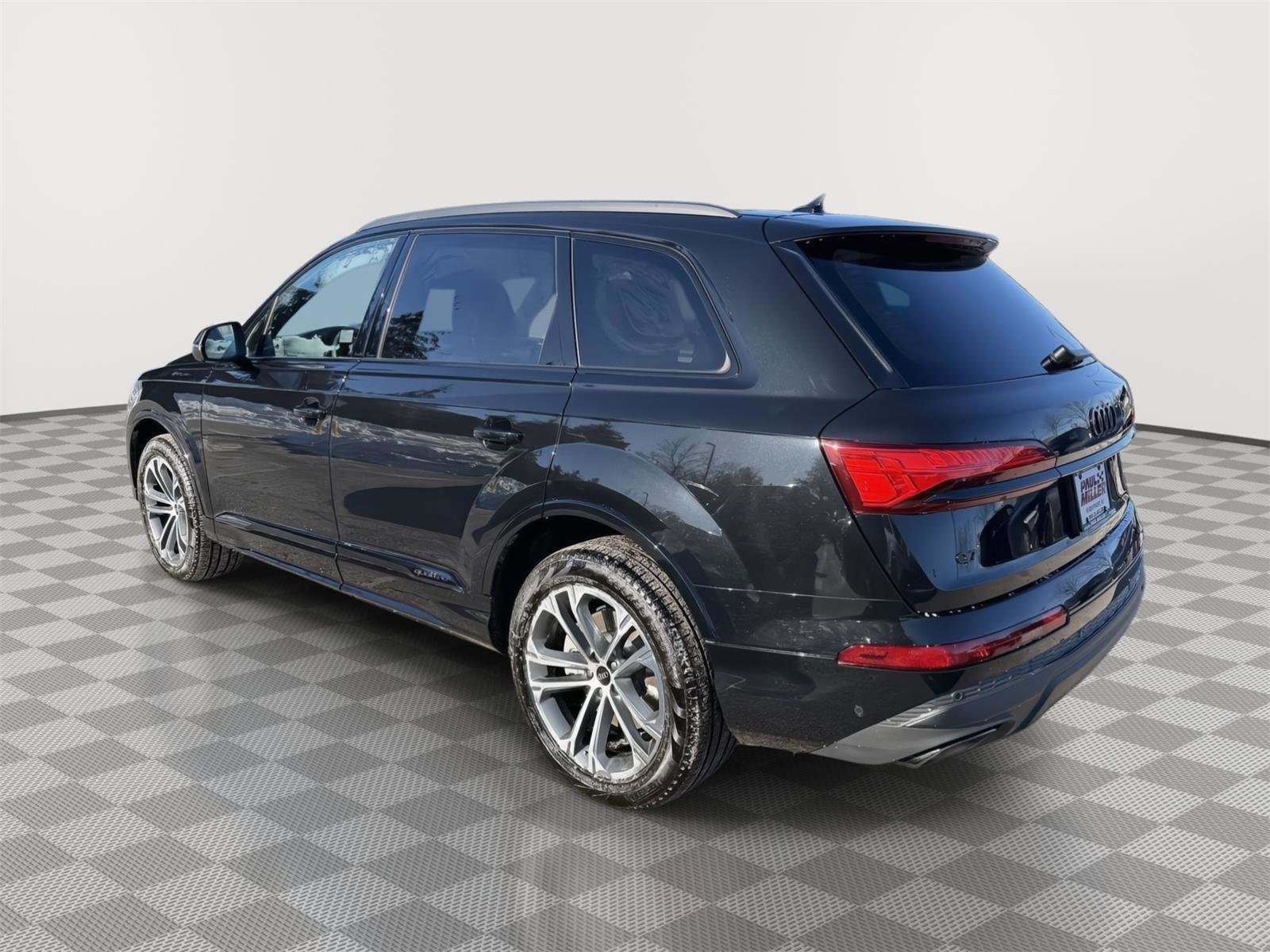 Used 2025 Audi Q7 2.0T Premium w/ Convenience Plus Package image 4