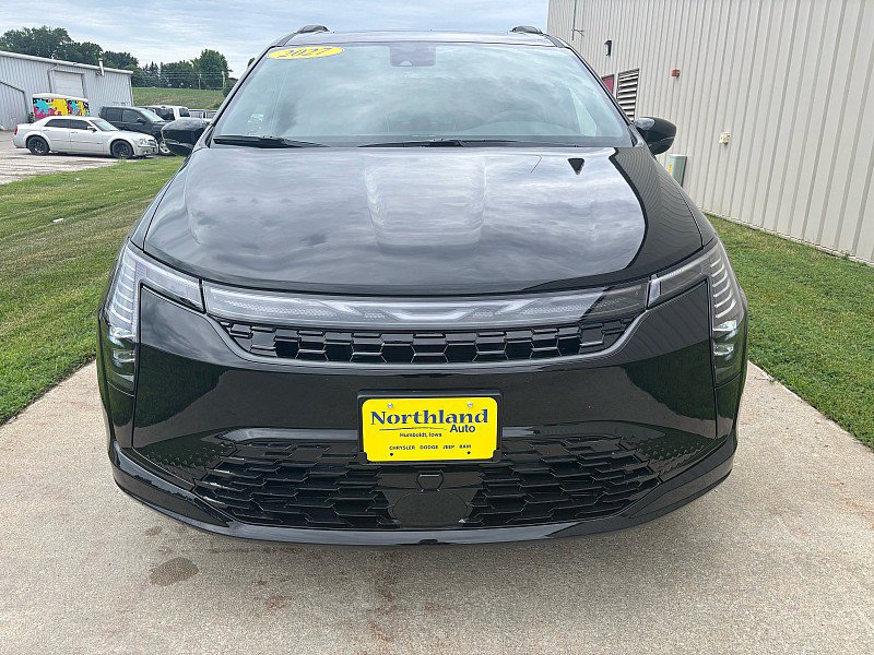 New 2027 Chrysler Pacifica Limited AWD/4WD image 8