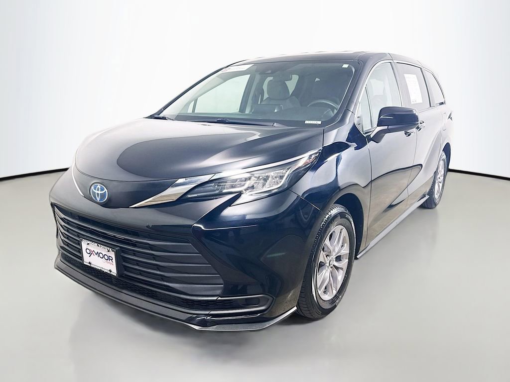 Certified 2022 Toyota Sienna LE FWD image 3
