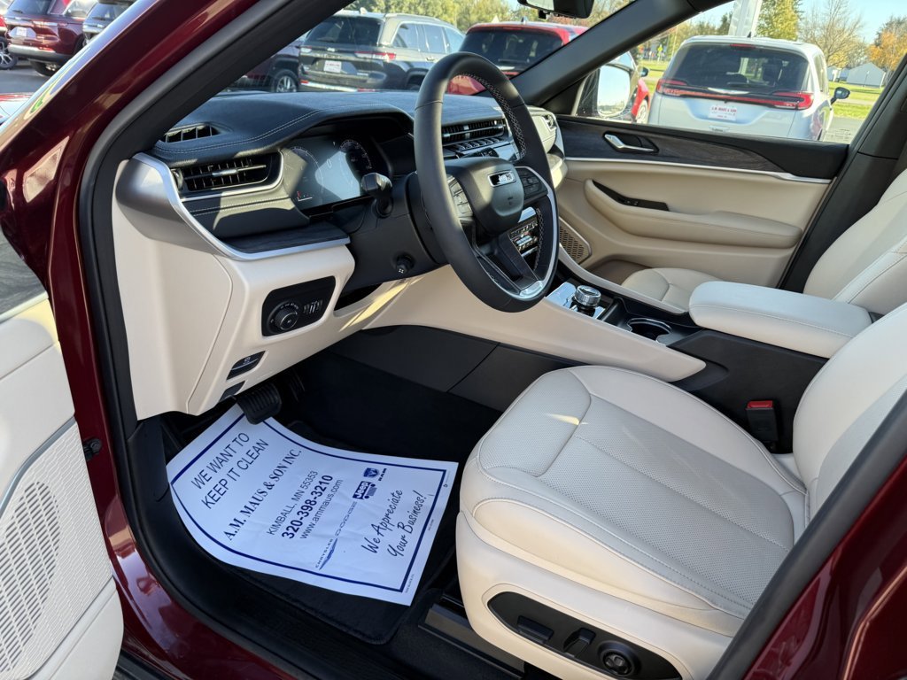 Used 2025 Jeep Grand Cherokee L Limited w/ Luxury Tech Group II image 10