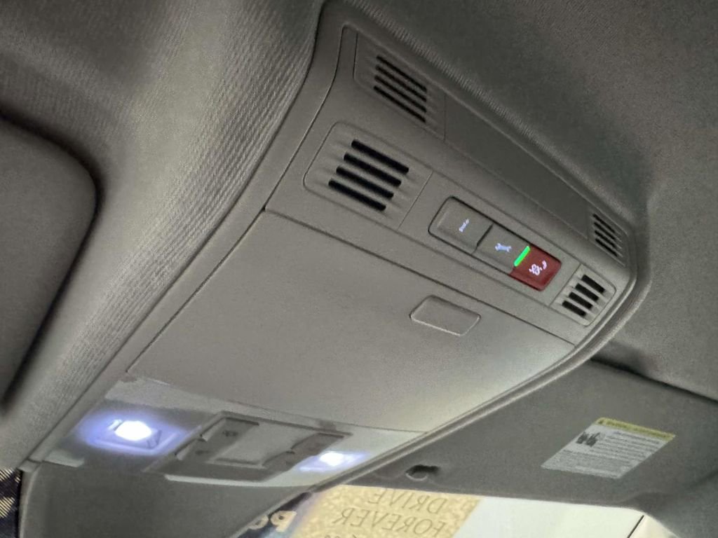 Used 2023 Volkswagen Tiguan SE image 28