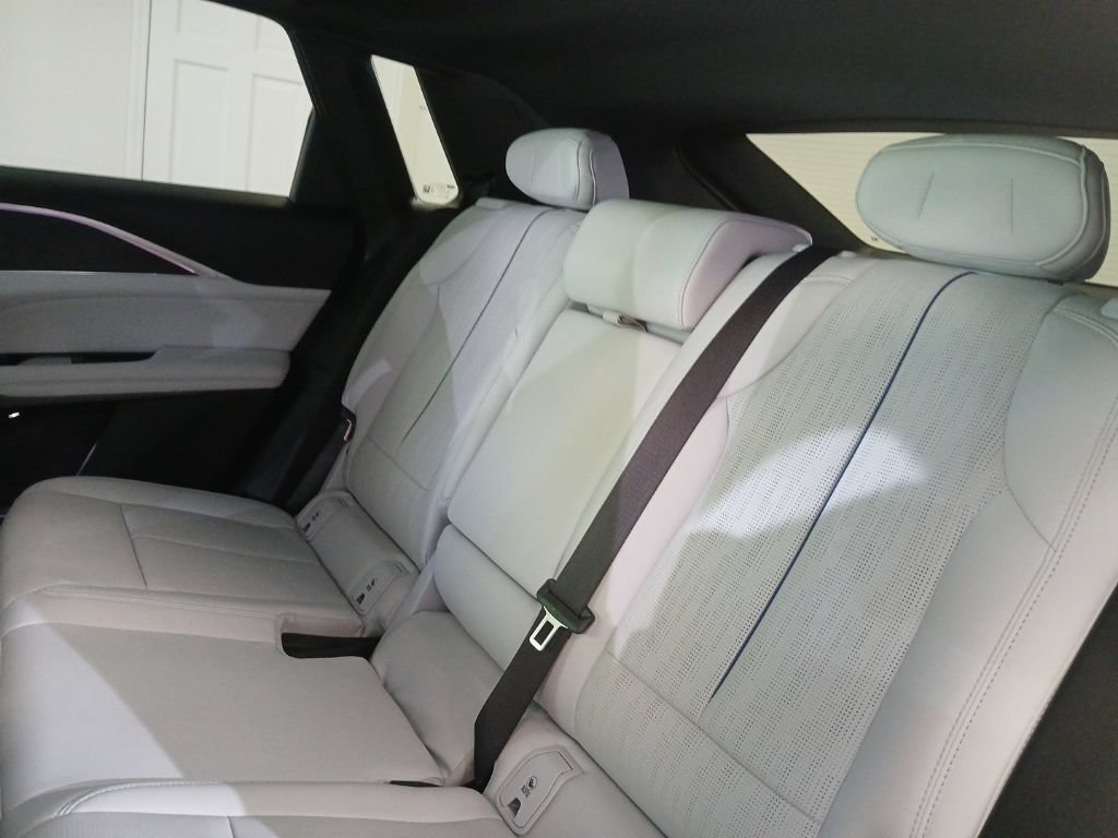 Used 2024 Cadillac Lyriq Luxury AWD/4WD image 15
