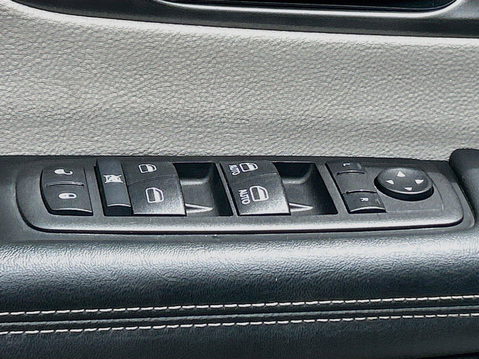 Used 2024 Chrysler Pacifica Touring-L FWD image 25