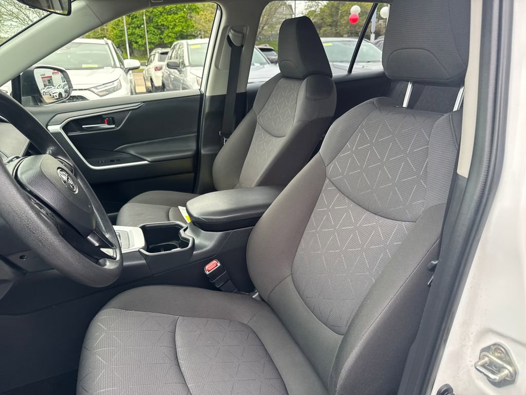 Used 2025 Toyota RAV4 XLE AWD/4WD image 15