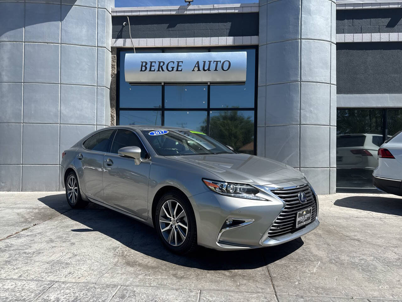 Used 2017 Lexus ES 300h w/ Luxury Package
