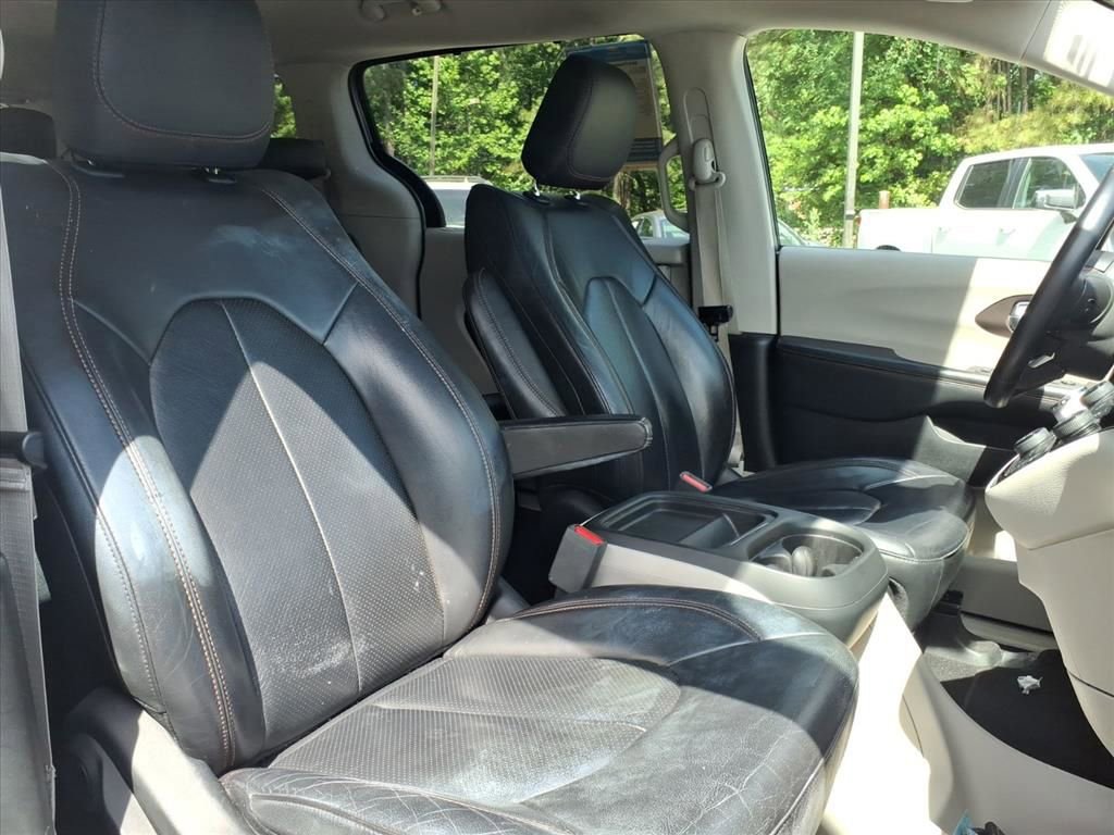 Used 2018 Chrysler Pacifica Touring-L FWD image 25