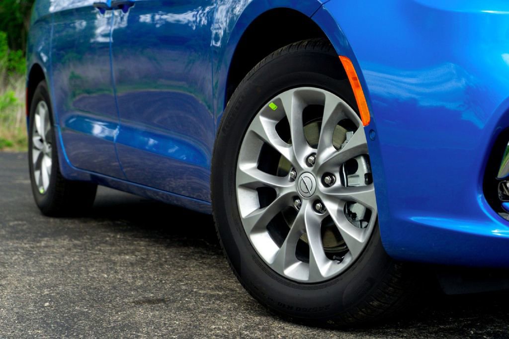 New 2026 Chrysler Pacifica Limited FWD image 3