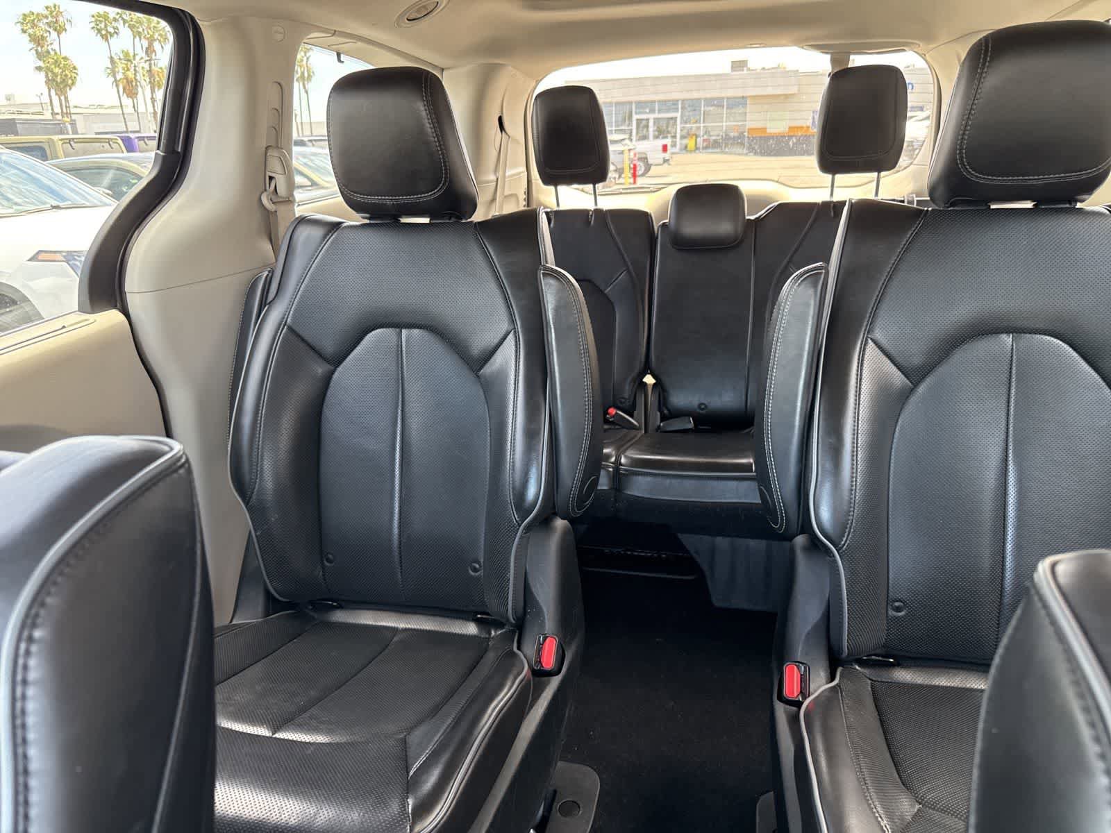 Used 2019 Chrysler Pacifica Limited w/ Advanced Safetytec Group FWD image 16