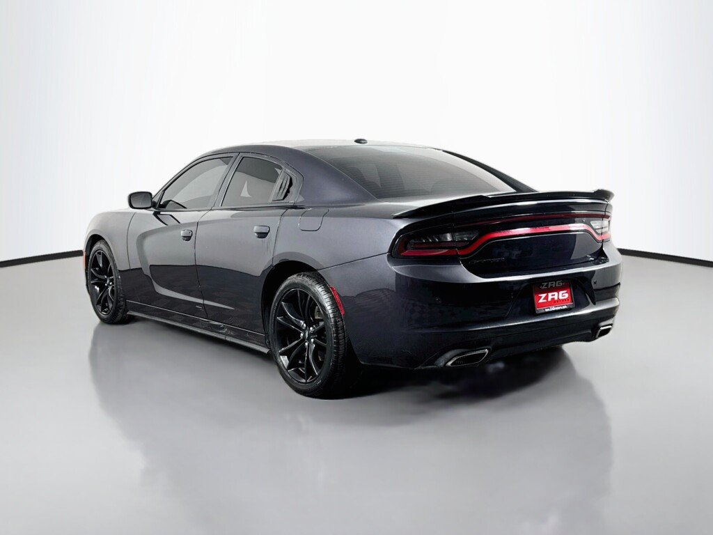 Used 2017 Dodge Charger SE w/ Blacktop Package RWD image 3