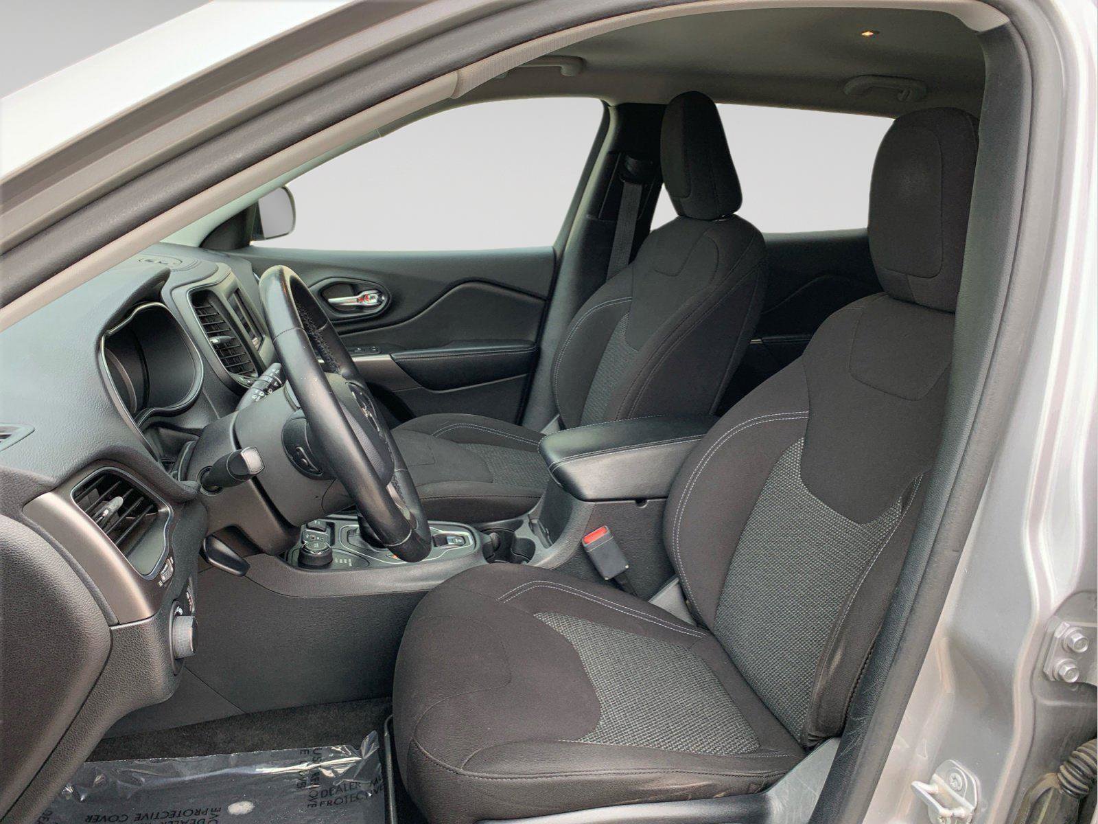 Used 2020 Jeep Cherokee Latitude w/ Cold Weather Group image 19