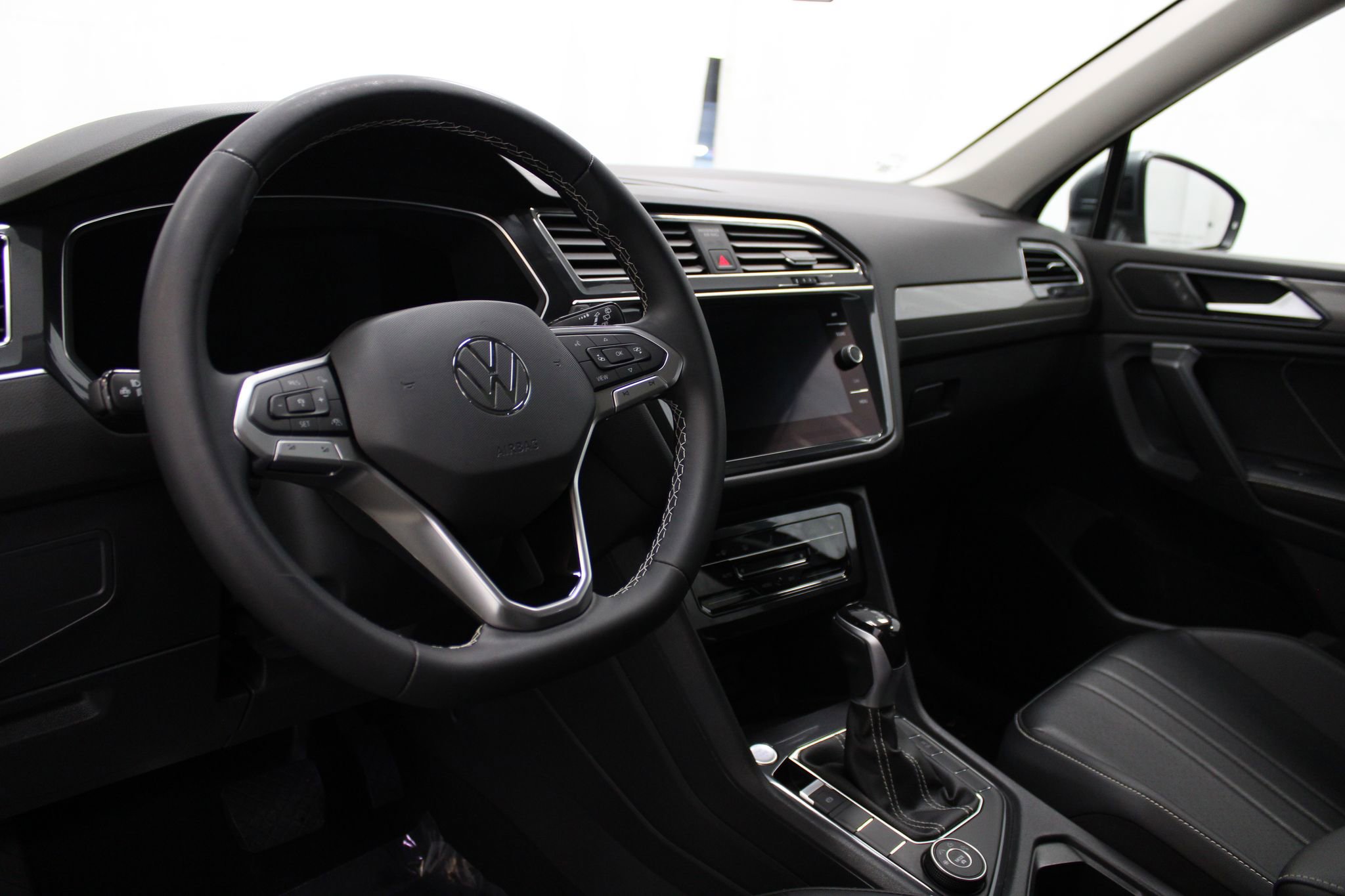 Used 2022 Volkswagen Tiguan SE AWD/4WD image 16