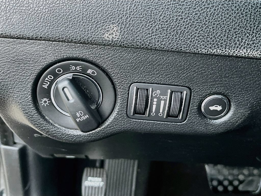 Used 2019 Chrysler 300 Limited RWD image 10