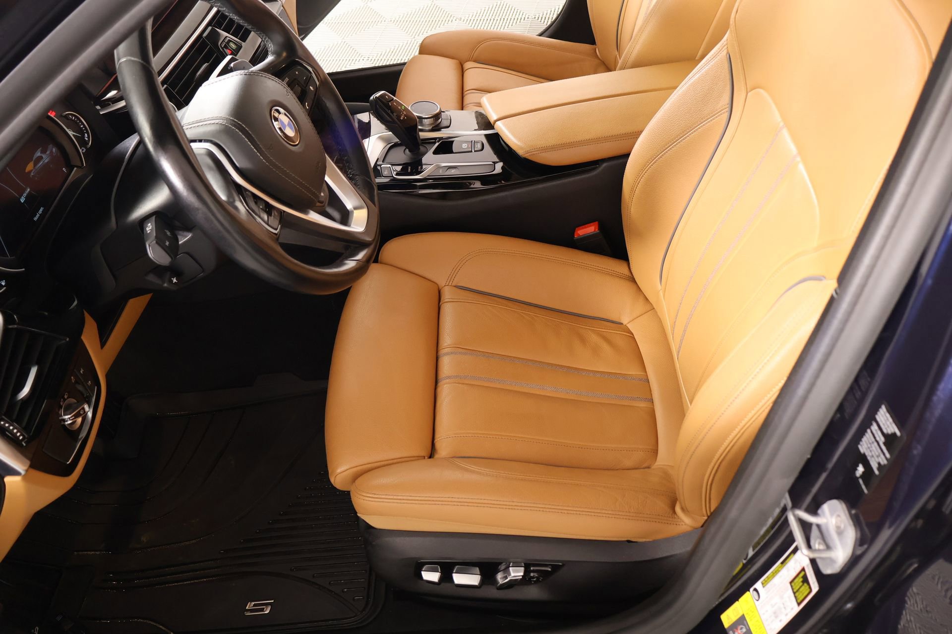 Used 2019 BMW 530e xDrive w/ Convenience Package image 12