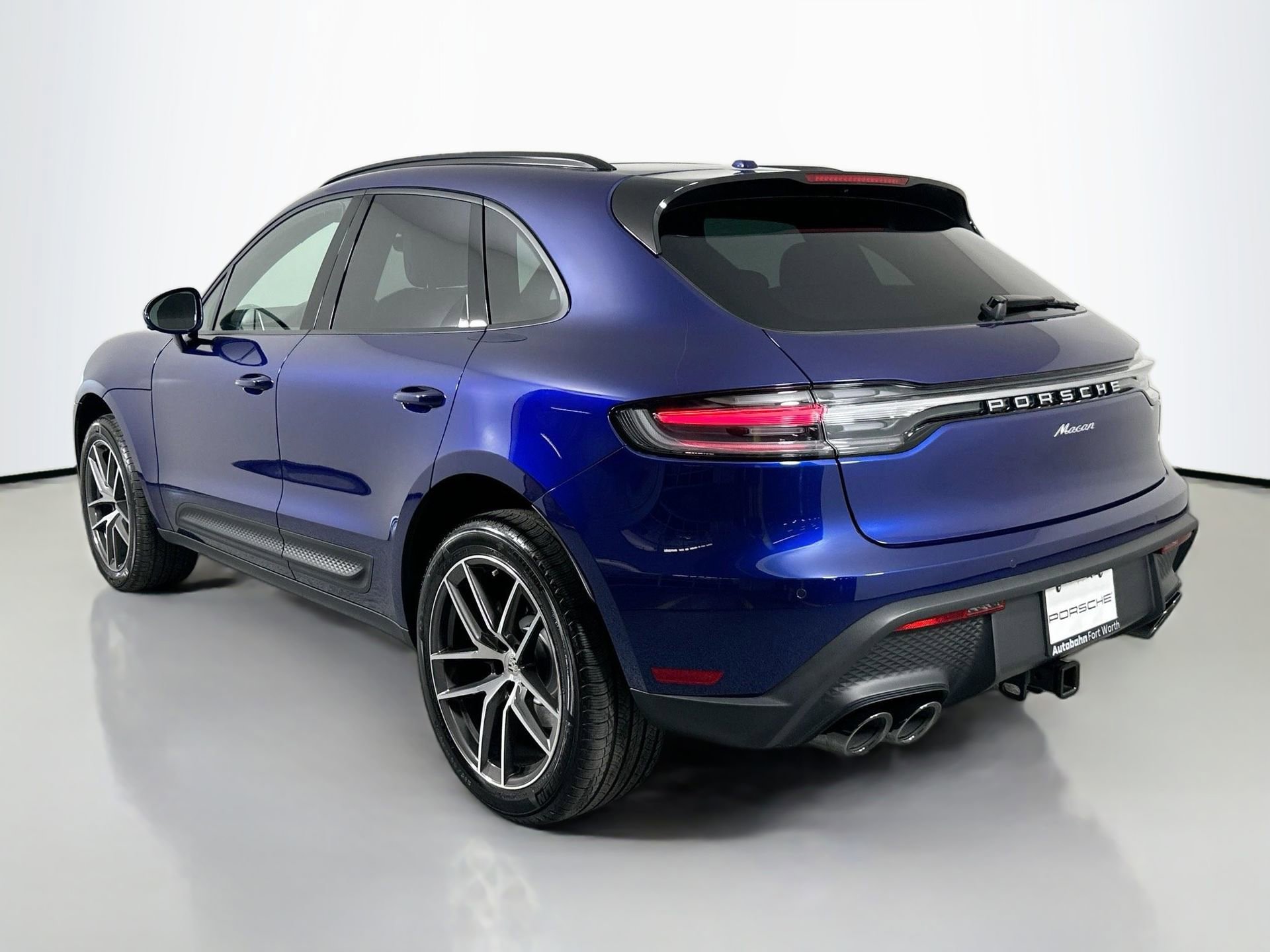 Certified 2025 Porsche Macan image 3