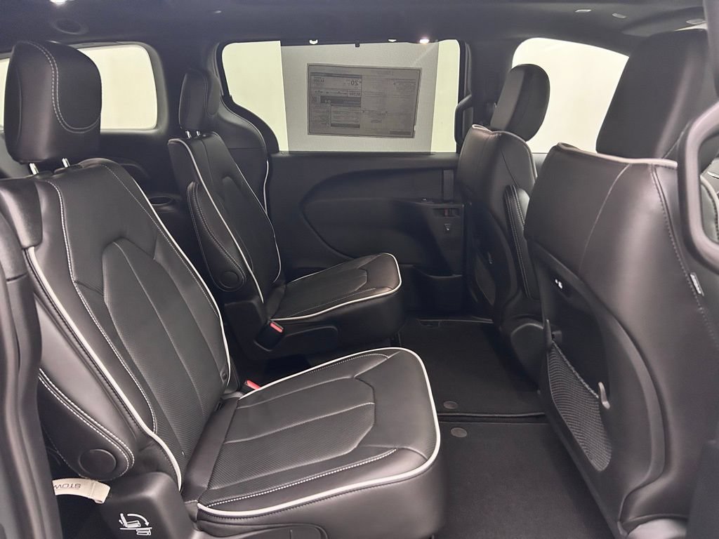 New 2026 Chrysler Pacifica Limited w/ S Appearance Package AWD/4WD image 16