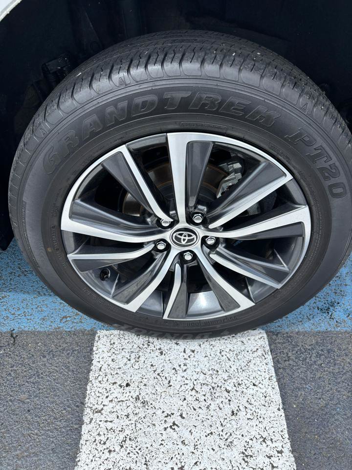 Used 2021 Toyota Venza LE AWD/4WD image 30