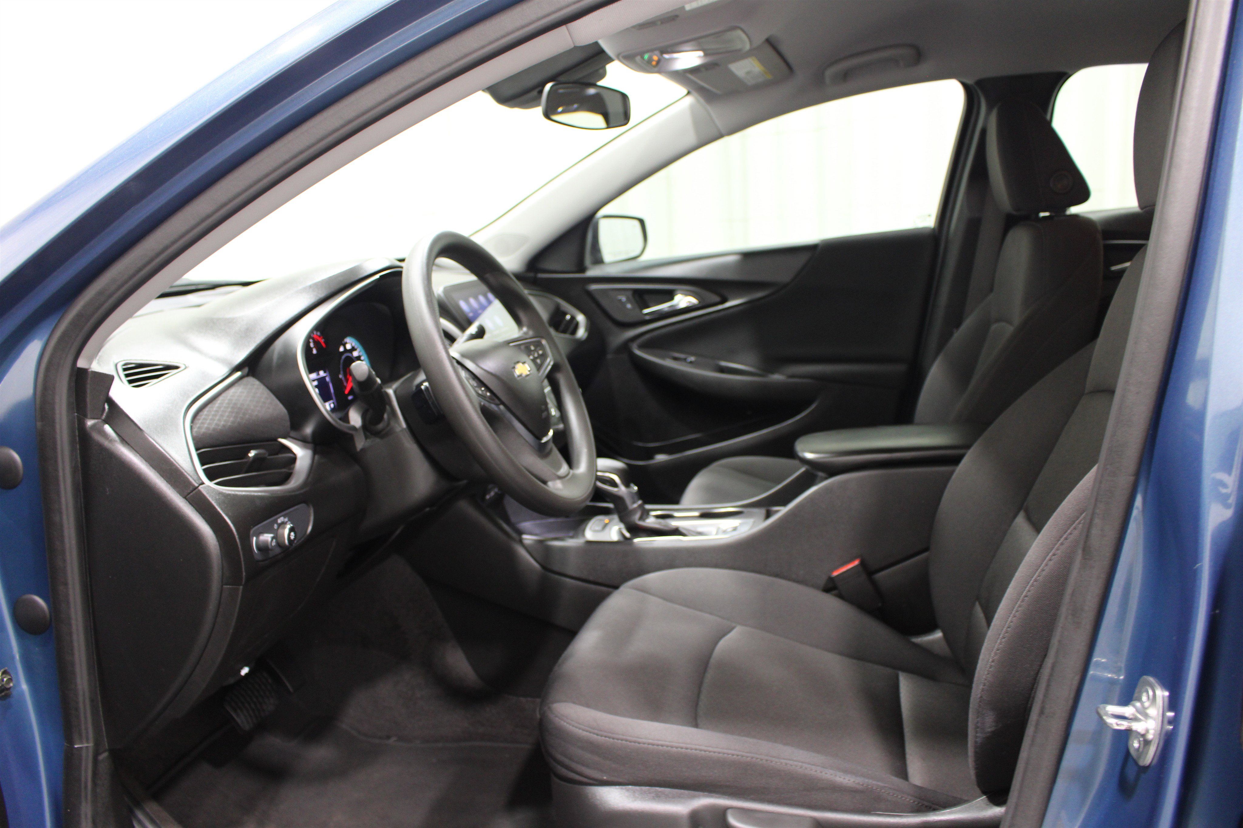 Used 2025 Chevrolet Malibu LS image 3