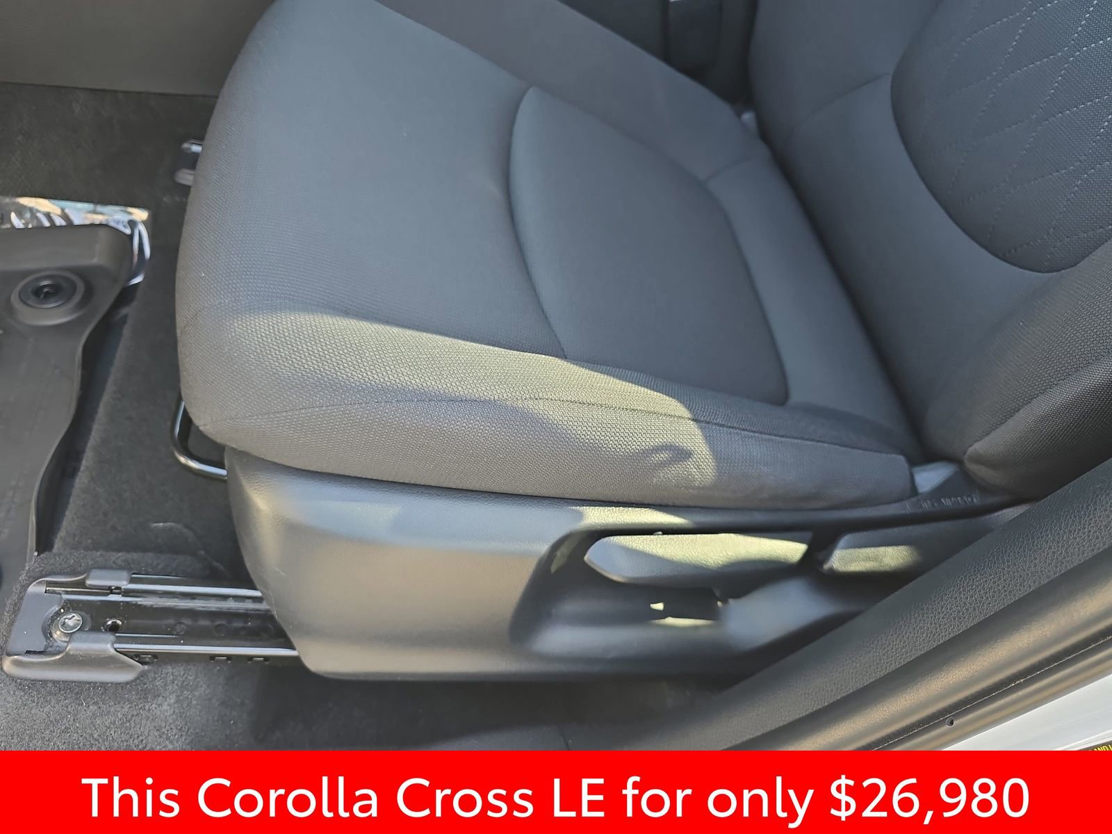 Used 2024 Toyota Corolla Cross LE image 33